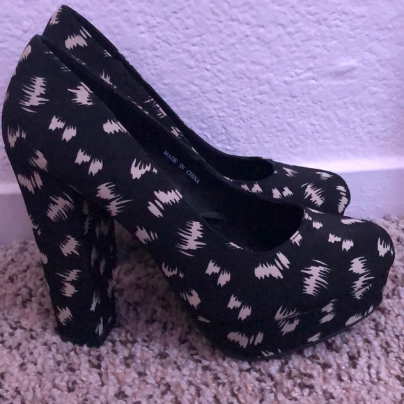 Patterned Platform Heels - Picture 3 of 3